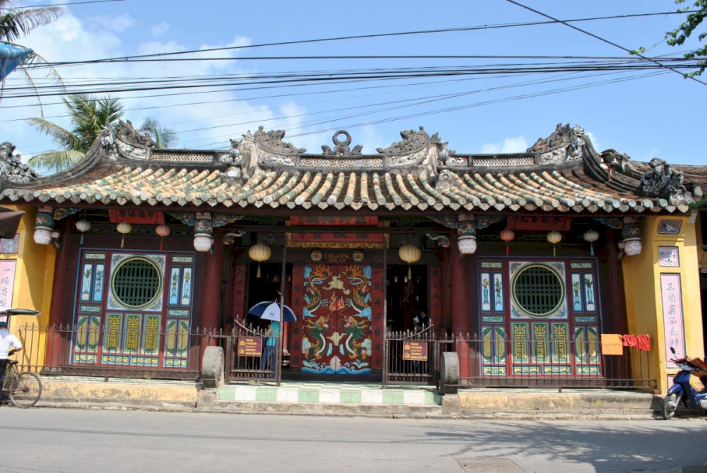 Nestled within the charming streets of the ancient town, Quan Cong Temple offers visitors a unique glimpse into the region’s rich cultural heritage and religious traditions